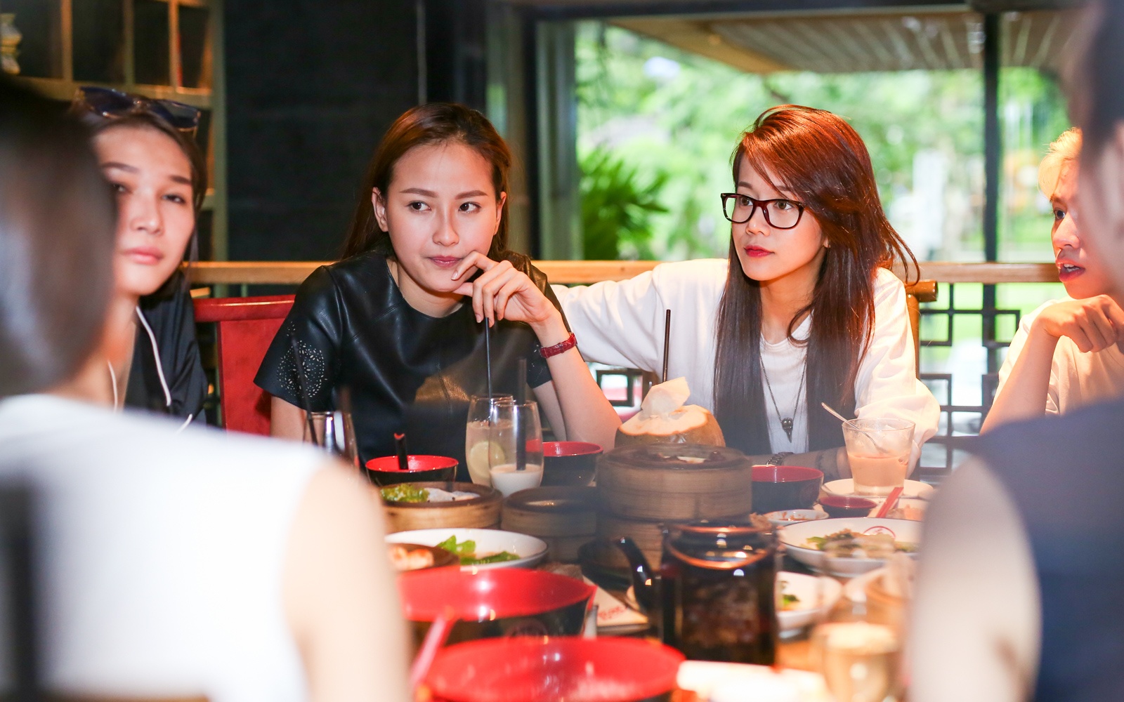 Pham Huong vui ve di an trua cung bon chien binh The Face anh 4