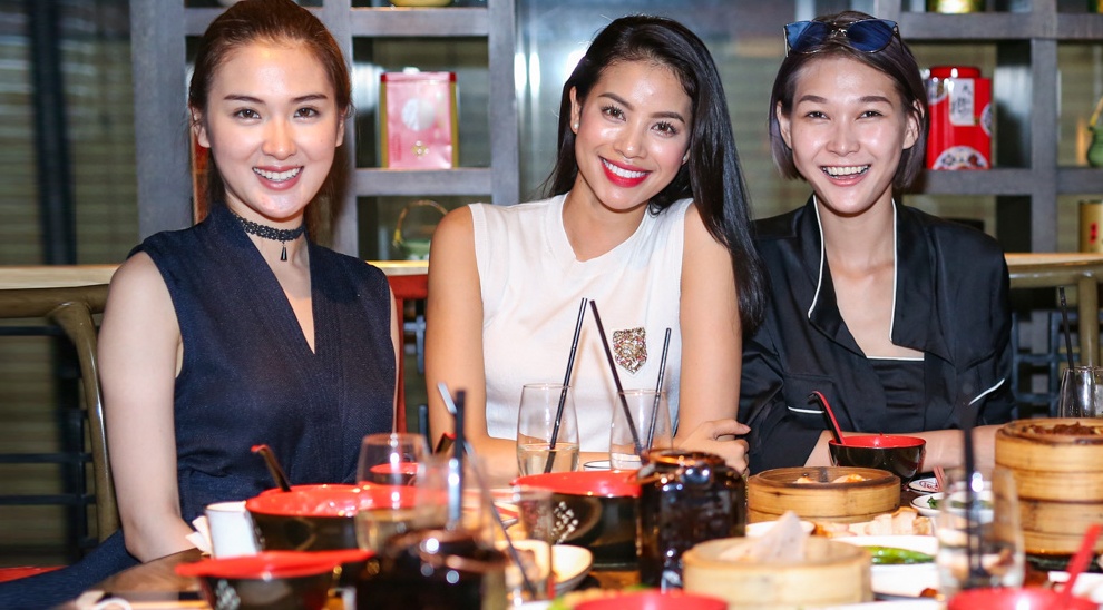 Pham Huong an trua cung bon chien binh The Face hinh anh