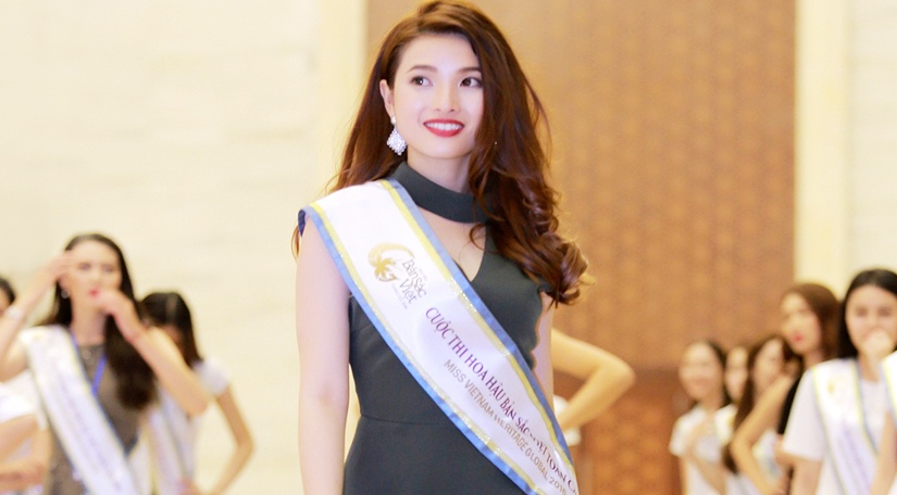 Thi sinh HH Ban sac Viet luyen catwalk truoc dem ban ket hinh anh