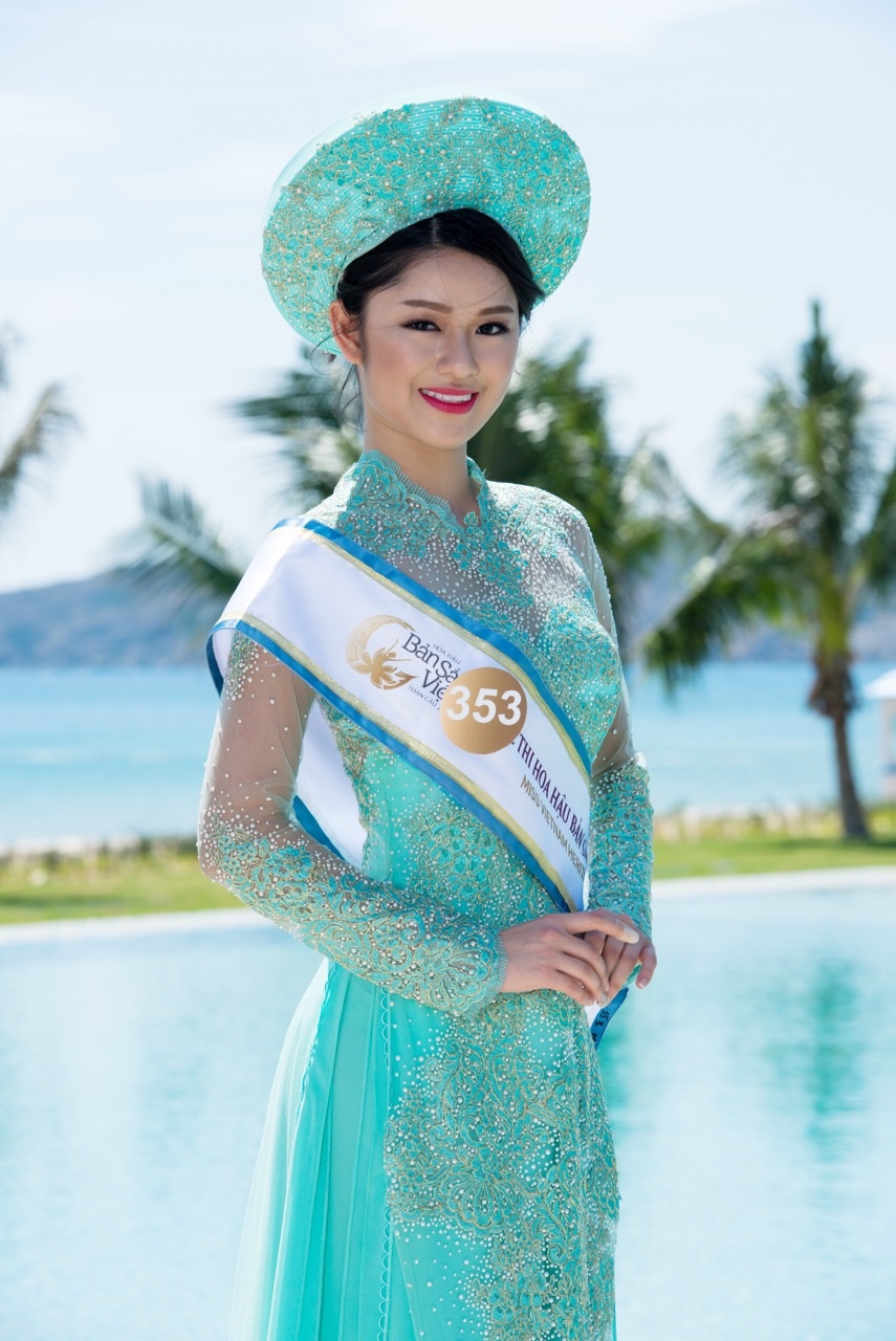 Nguoi dep HH Ban sac Viet dien ao dai duyen dang anh 2