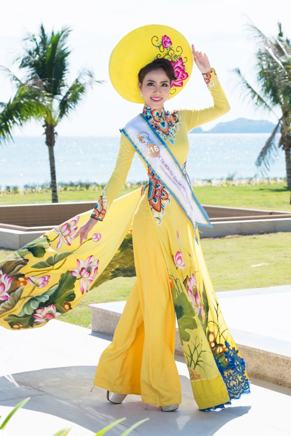 Nguoi dep HH Ban sac Viet dien ao dai duyen dang anh 4