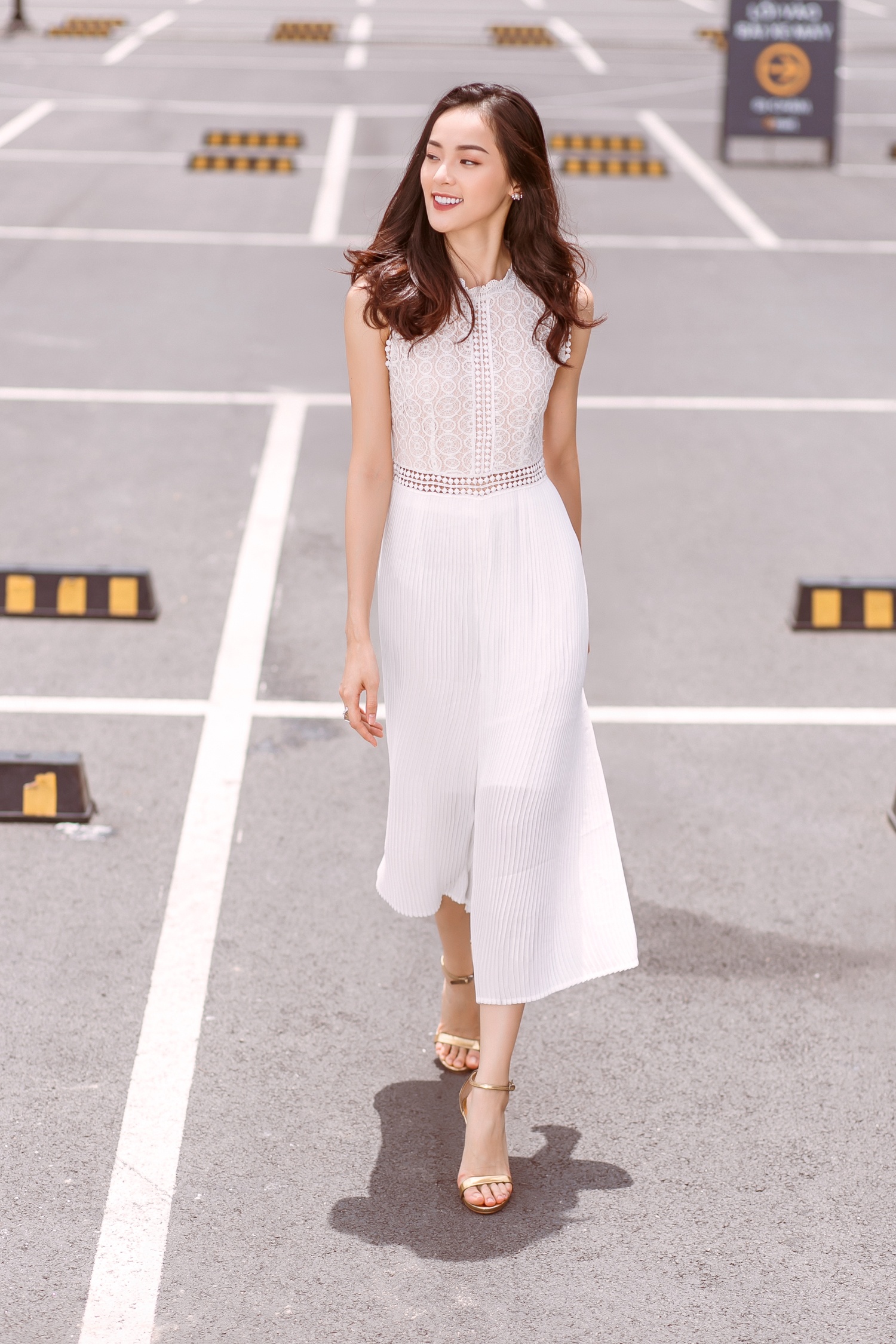 Ha Vi dien ren trang xuong pho anh 1