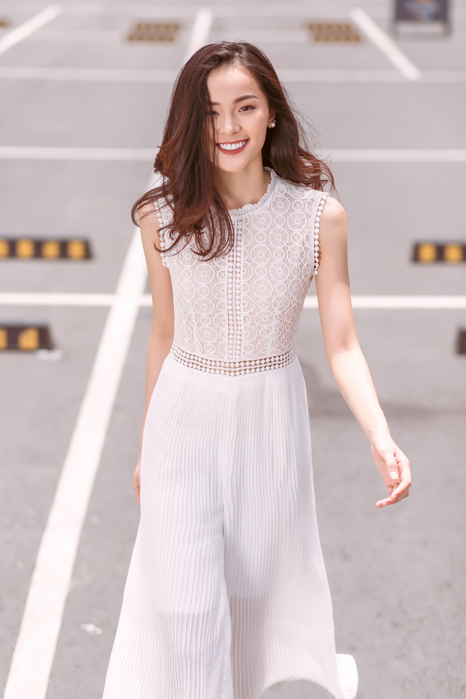 Ha Vi dien ren trang xuong pho anh 2