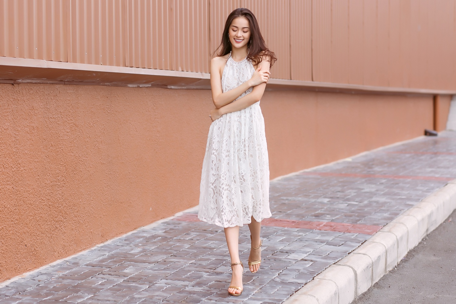 Ha Vi dien ren trang xuong pho anh 4