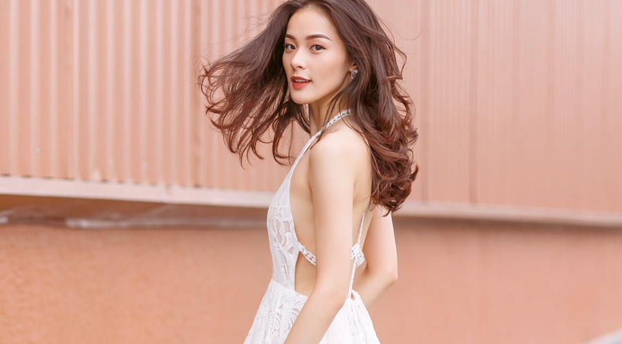 Ha Vi xuong pho voi vay ren trang hinh anh