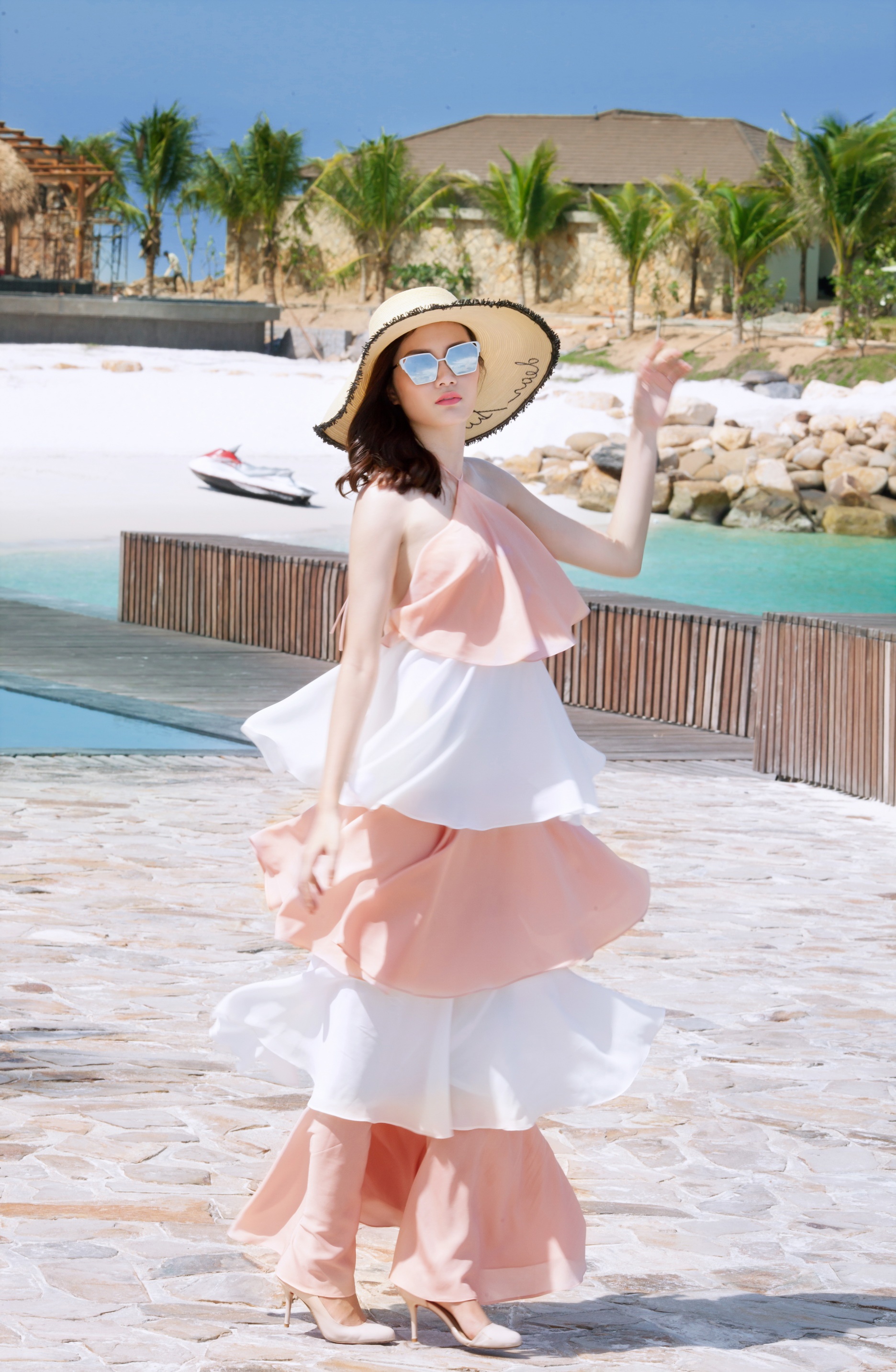 Hoa hau Dong Nam A goi y 9 set do di bien anh 8