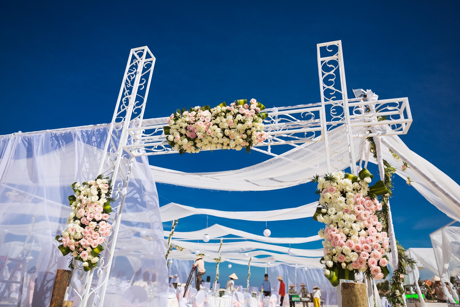 Không gian tiệc cưới trên bãi biển lãng mạn của Hà Anh ảnh 2 Khong gian tiec cuoi tren bai bien lang man cua Ha Anh anh 2