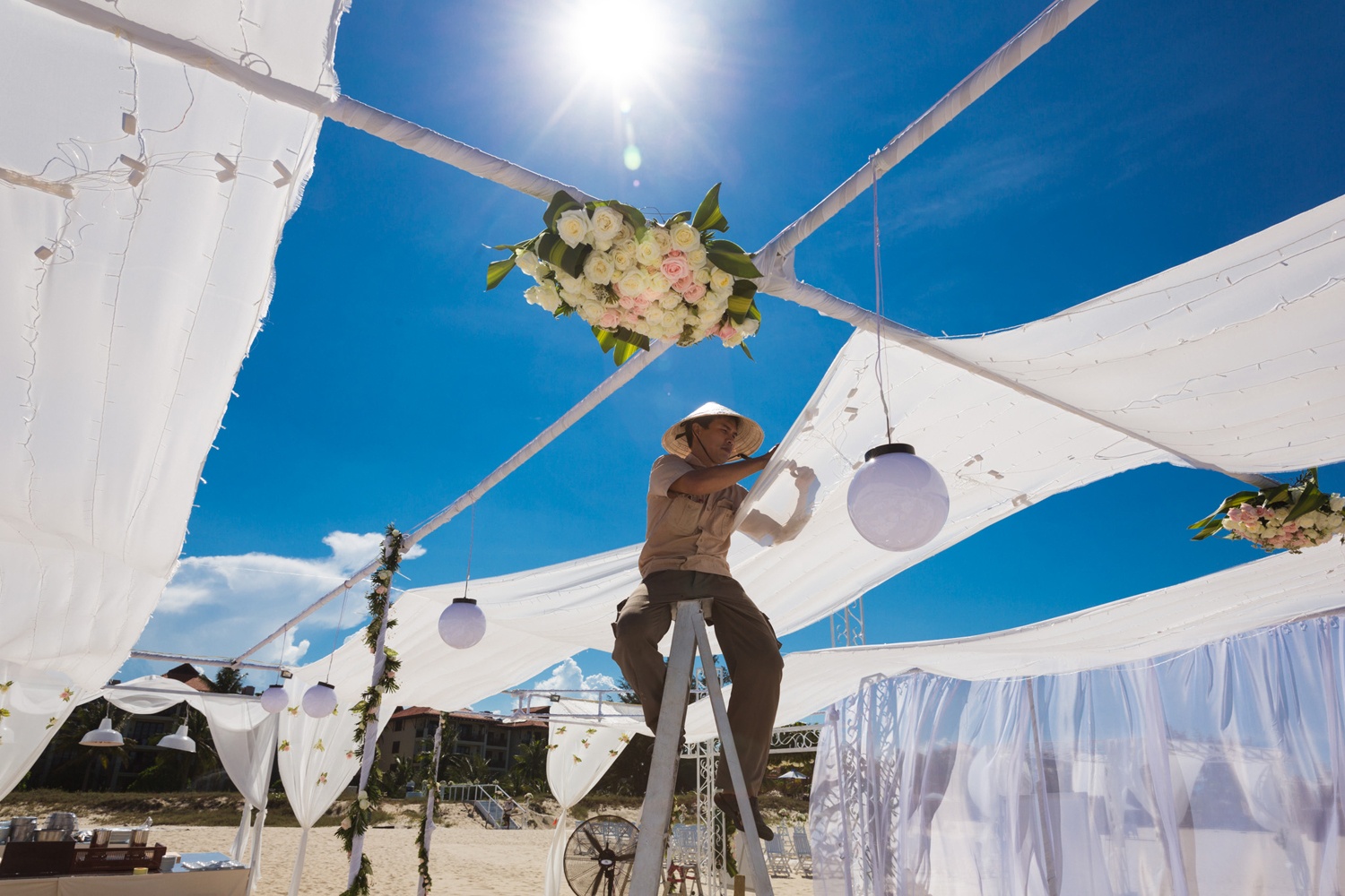 Không gian tiệc cưới trên bãi biển lãng mạn của Hà Anh ảnh 3 Khong gian tiec cuoi tren bai bien lang man cua Ha Anh anh 3
