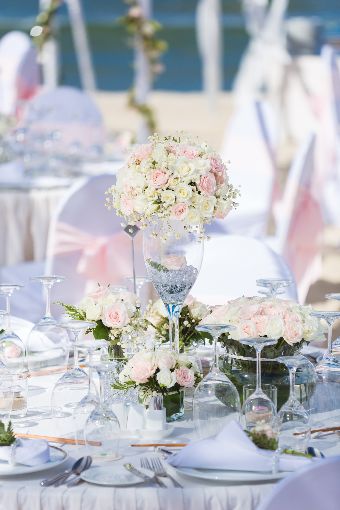 Không gian tiệc cưới trên bãi biển lãng mạn của Hà Anh ảnh 5 Khong gian tiec cuoi tren bai bien lang man cua Ha Anh anh 5