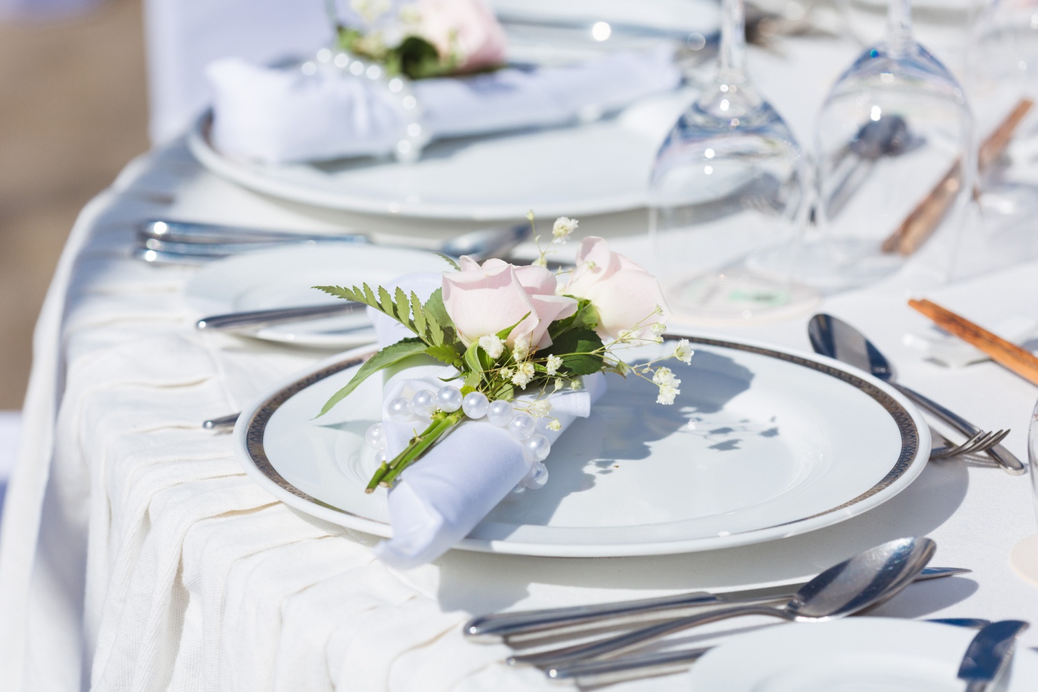 Không gian tiệc cưới trên bãi biển lãng mạn của Hà Anh ảnh 6 Khong gian tiec cuoi tren bai bien lang man cua Ha Anh anh 6