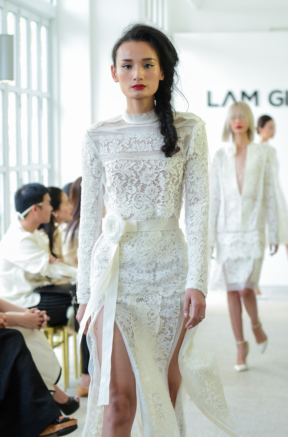 Mai Ngo,  Kim Chi sai buoc lanh lung tren san dien anh 12