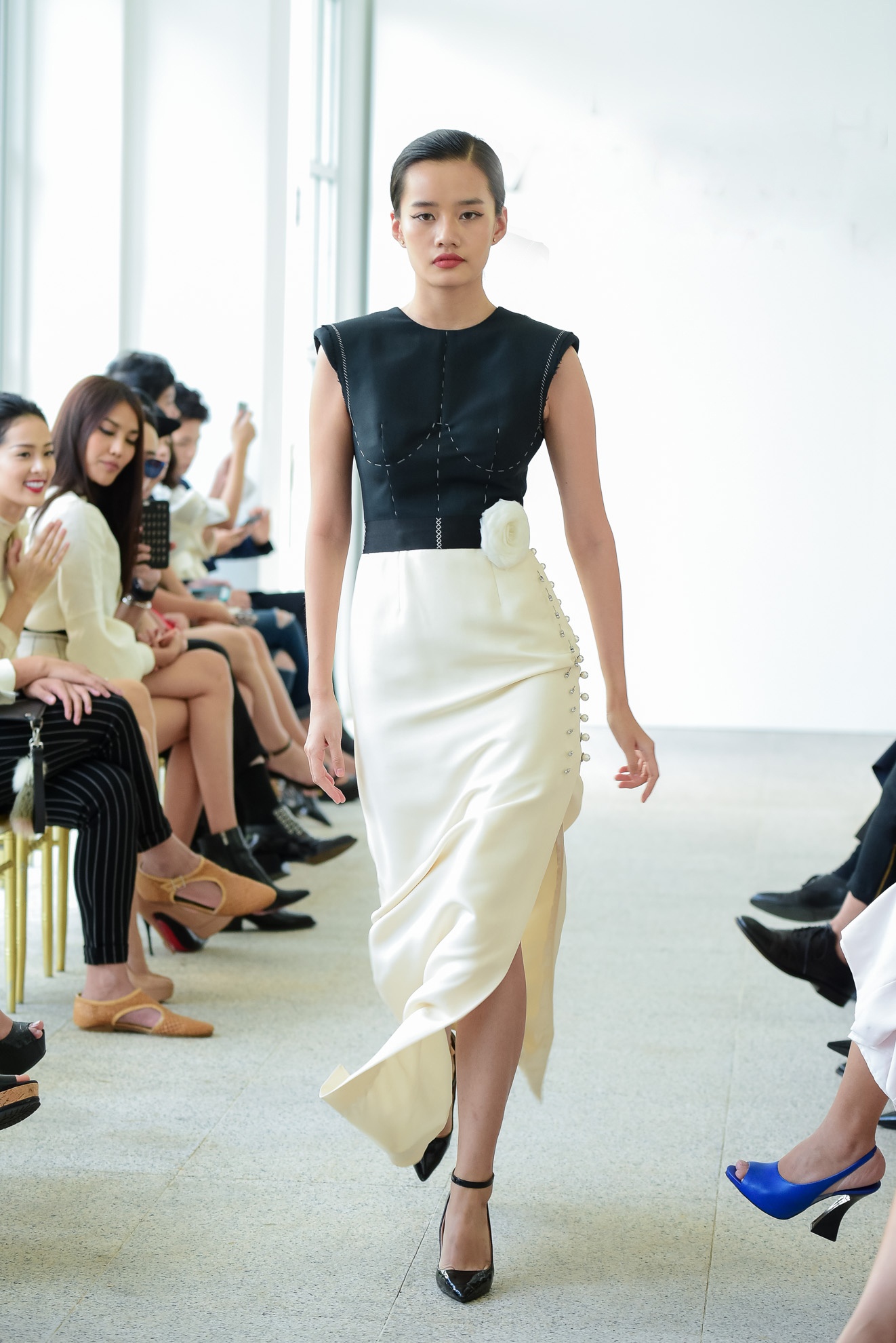 Mai Ngo,  Kim Chi sai buoc lanh lung tren san dien anh 2