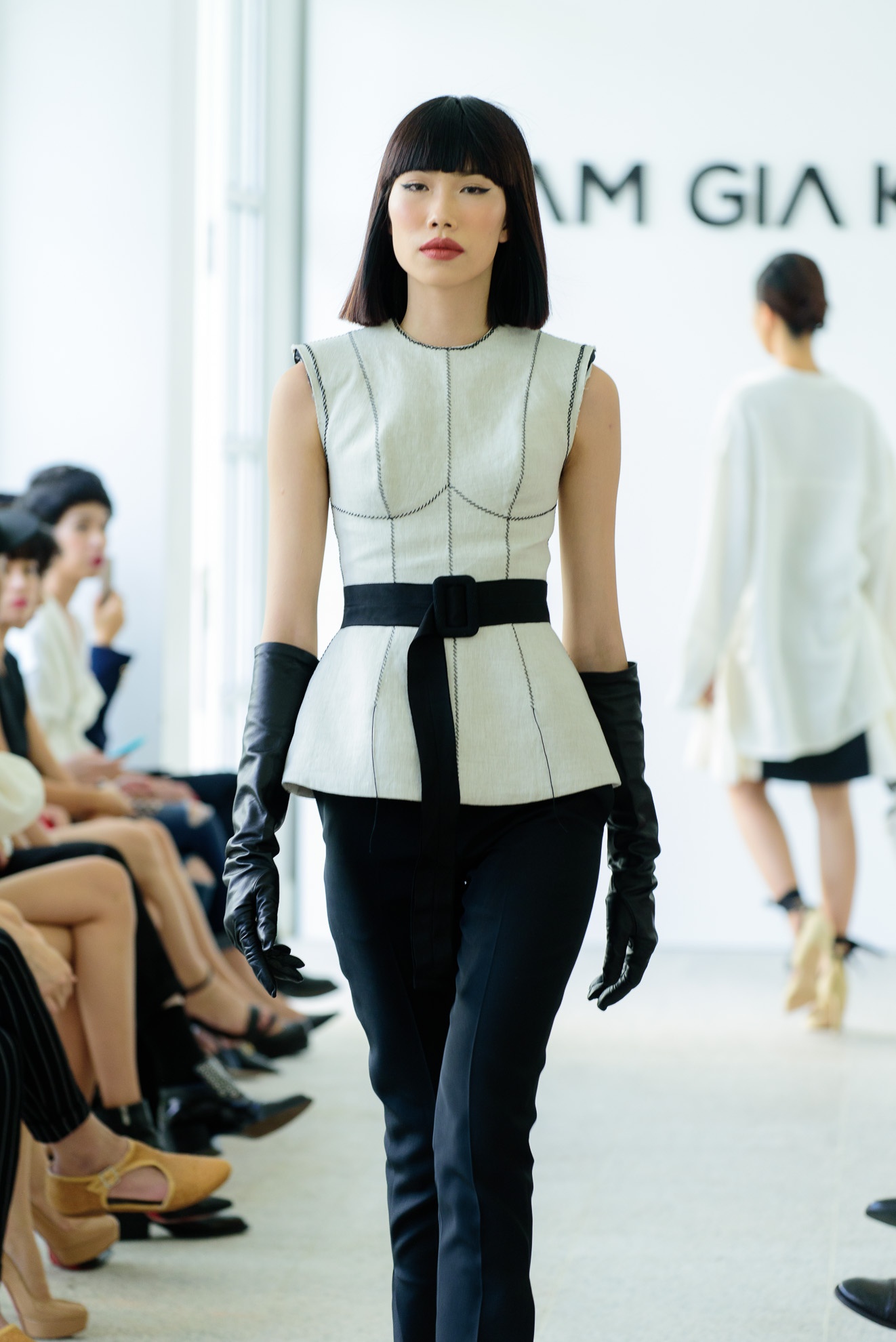 Mai Ngo,  Kim Chi sai buoc lanh lung tren san dien anh 5