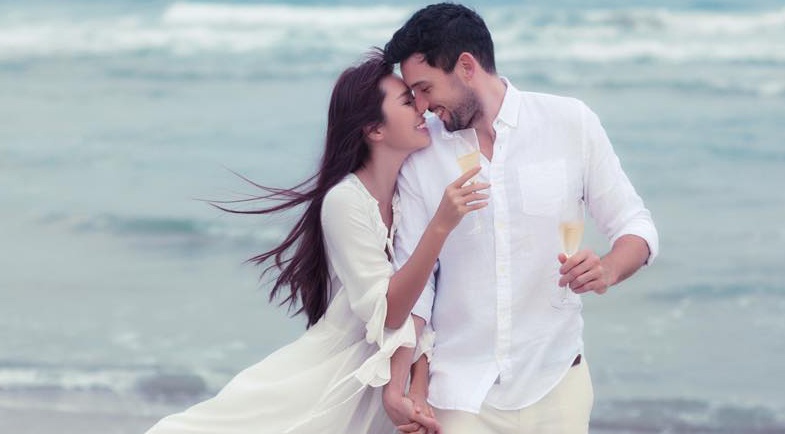 Khong gian tiec cuoi tren bai bien cua Ha Anh va chong Tay hinh anh