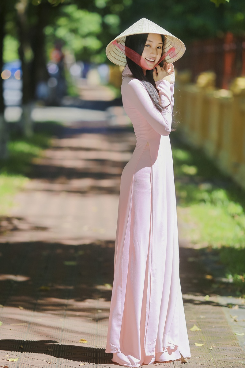 Ung vien Hoa hau Viet Nam duyen dang ao dai,  non la anh 1