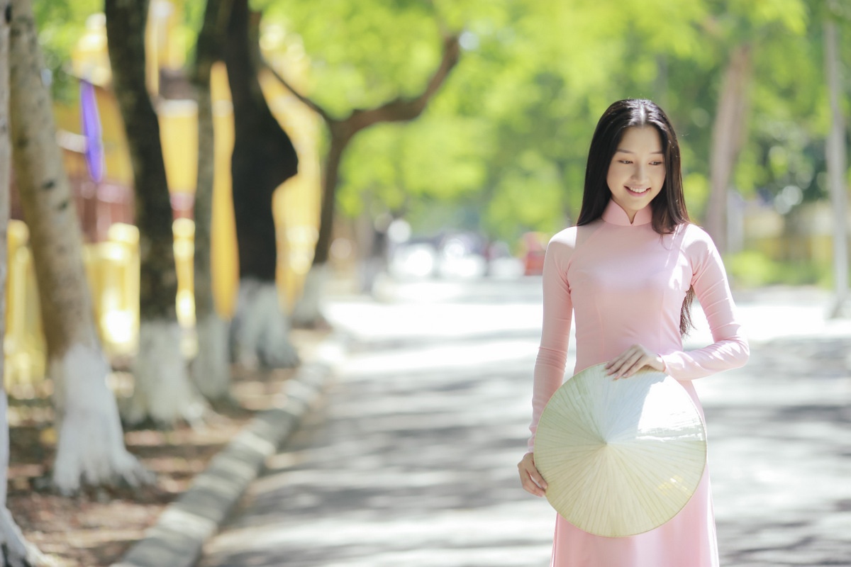 Ung vien Hoa hau Viet Nam duyen dang ao dai,  non la anh 2