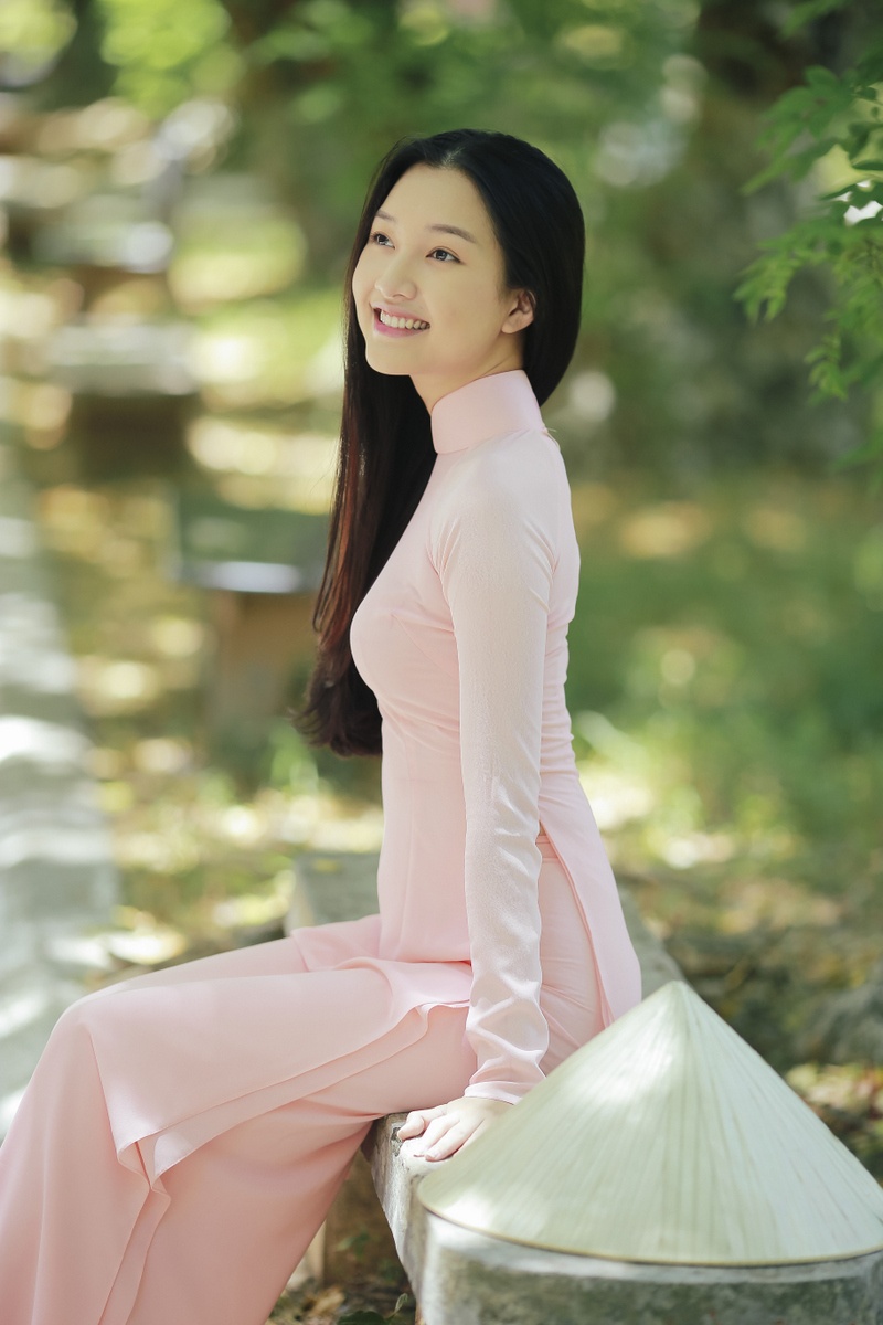 Ung vien Hoa hau Viet Nam duyen dang ao dai,  non la anh 4