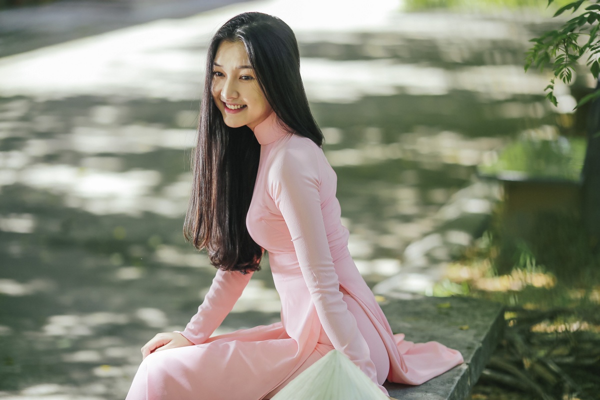 Ung vien Hoa hau Viet Nam duyen dang ao dai,  non la anh 5