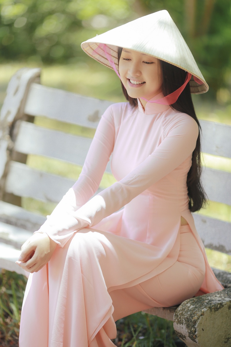 Ung vien Hoa hau Viet Nam duyen dang ao dai,  non la anh 7