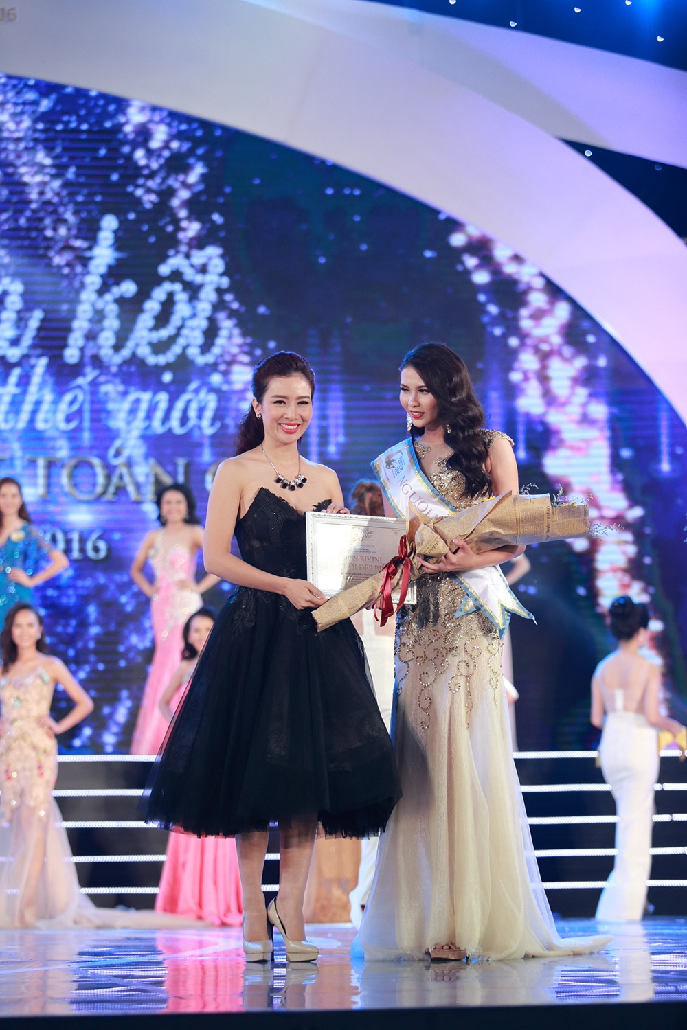 Ngo Phuong Lan lam giam khao ban ket HH Ban sac Viet anh 12