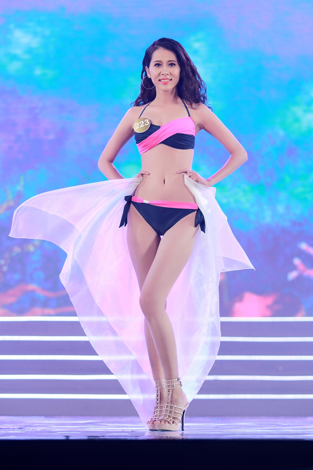 Thi sinh HH Ban sac Viet trinh dien bikini trong dem ban ket anh 9