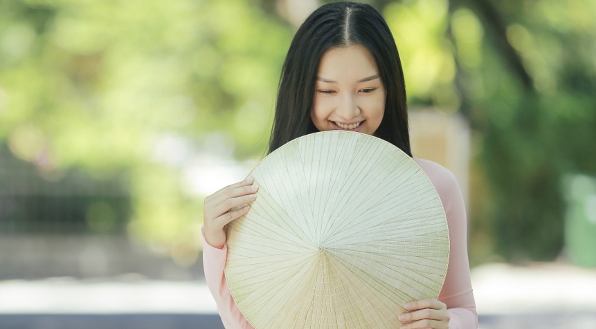 Ung vien Hoa hau Viet Nam duyen dang ao dai, non la hinh anh