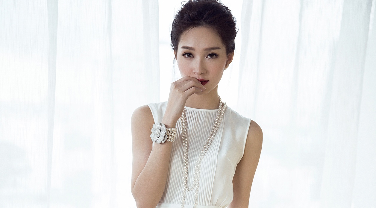 Hoa hau Dang Thu Thao mong manh sac trang hinh anh