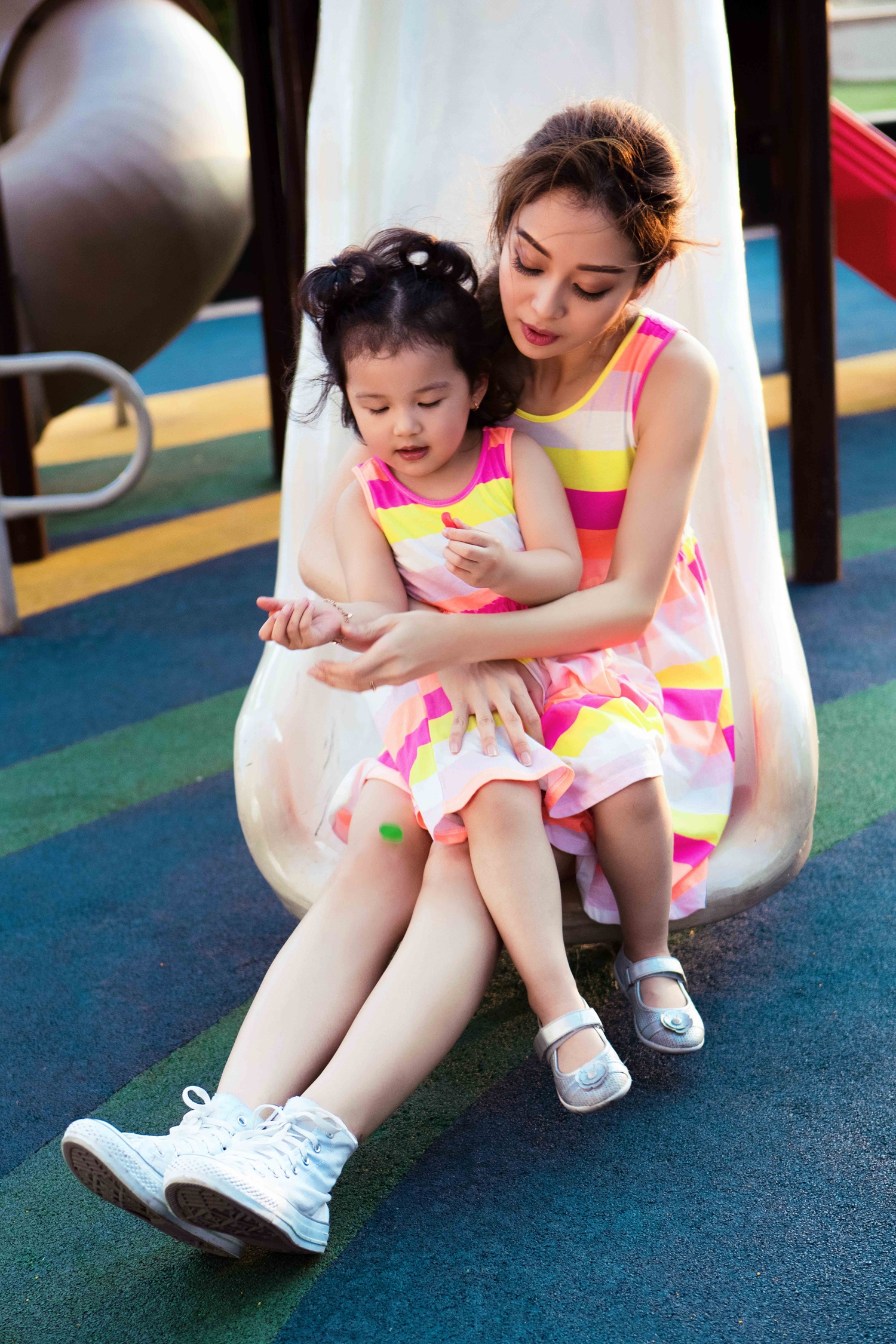 Jennifer Pham mac do doi cung con gai anh 6