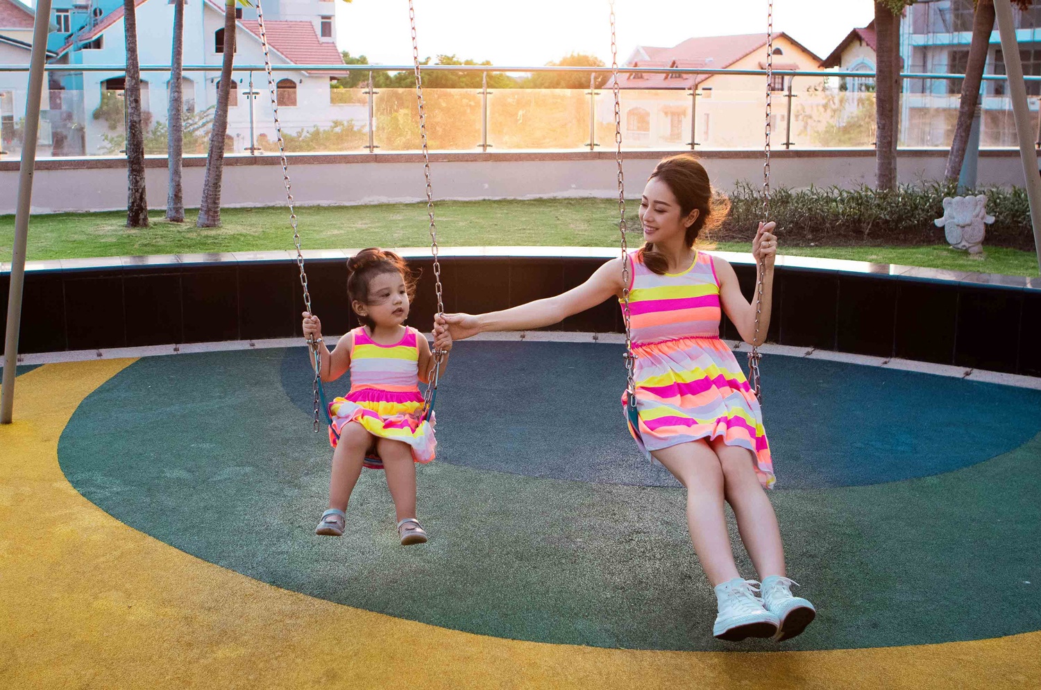 Jennifer Pham mac do doi cung con gai anh 7