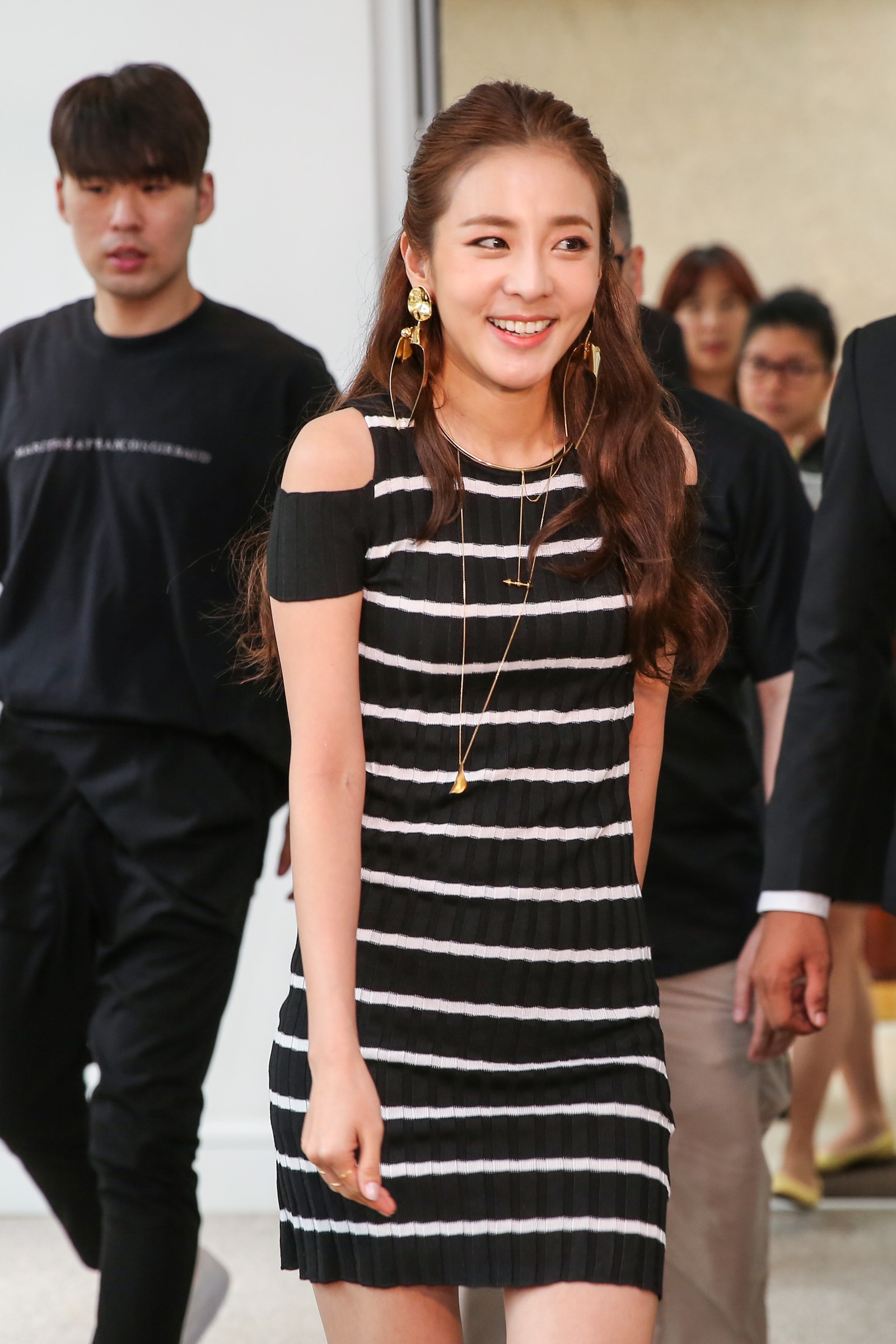 Dara (2Ne1) den Viet Nam anh 2