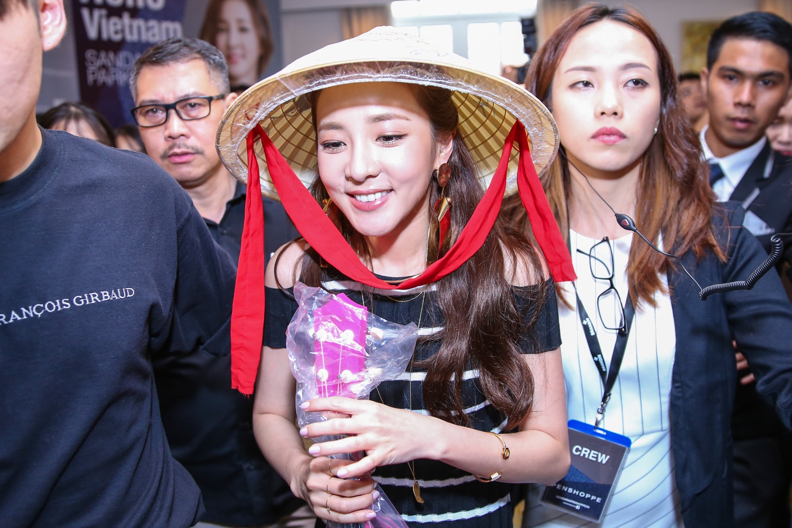 Dara (2Ne1) den Viet Nam anh 7