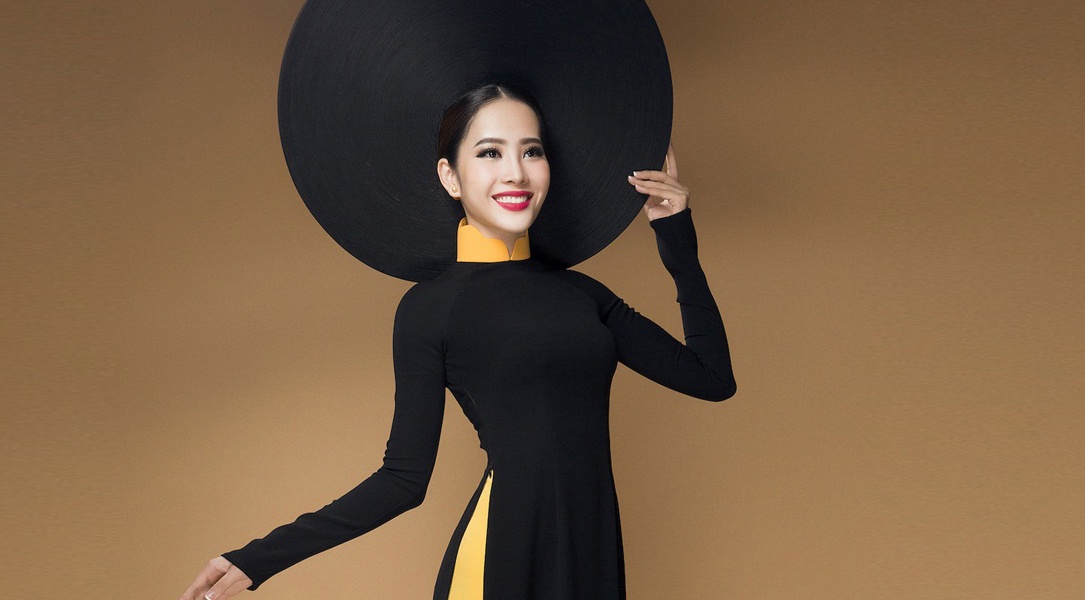 Nam Em bien hoa voi hai bo ao dai phong cach doi lap hinh anh