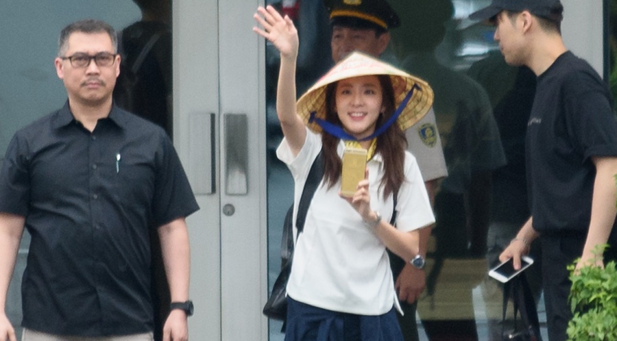 Fan Viet doi mua don Dara (2NE1) o san bay Tan Son Nhat hinh anh