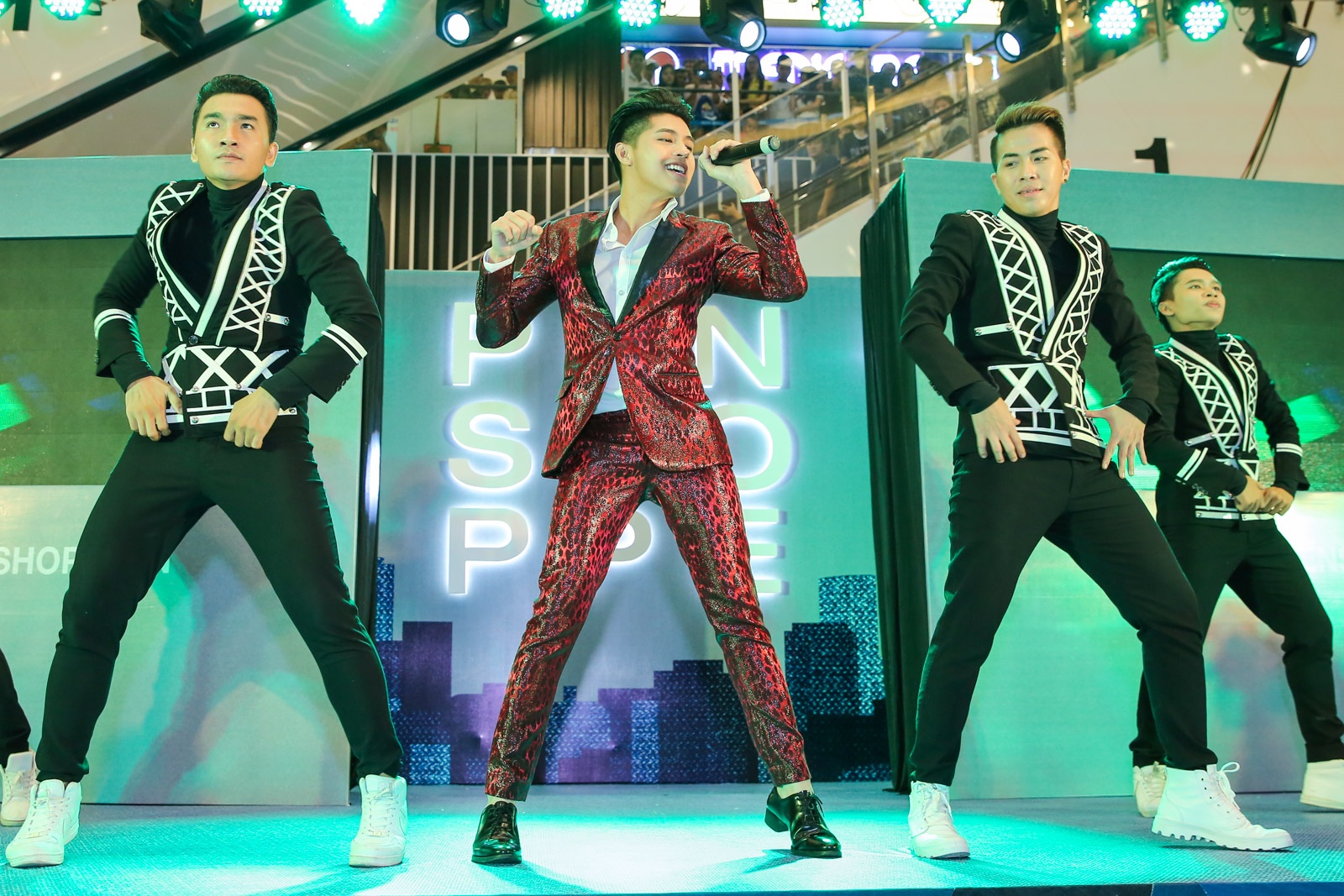 Dara (2Ne1) den Viet Nam anh 11