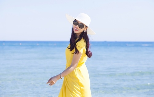 Thu Huong goi y trang phuc di bien anh 2