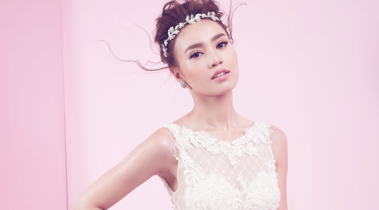 Ninh Duong Lan Ngoc lam co dau goi cam hinh anh