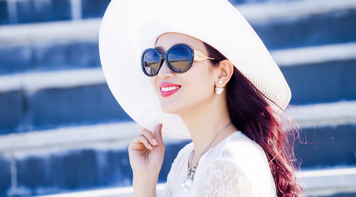 A hau Thu Huong goi y trang phuc di bien hinh anh