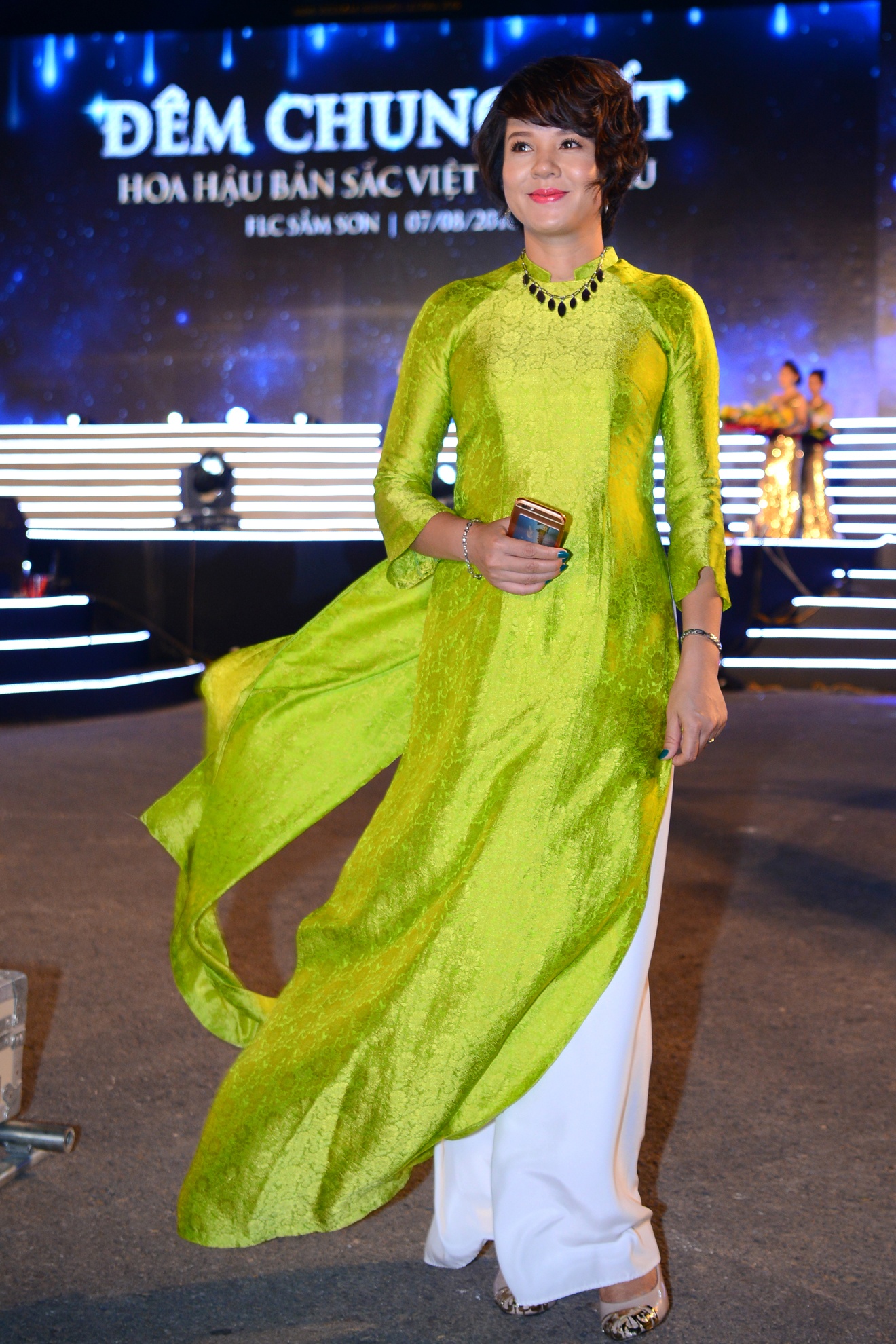 Ngô Lan Phương vác bụng bầu 3 tháng đi chấm thi hoa hậu ảnh 7 Ngo Lan Phuong vac bung bau 3 thang di cham thi hoa hau anh 7