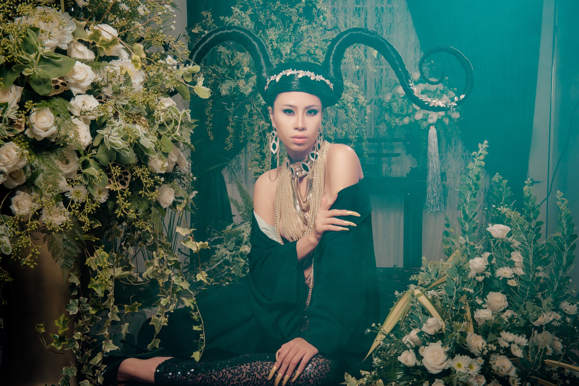 Hai Á khôi Áo dài ấn tượng với thiết kế của Võ Việt Chung ảnh 1 Hai A khoi Ao dai an tuong voi thiet ke cua Vo Viet Chung anh 1