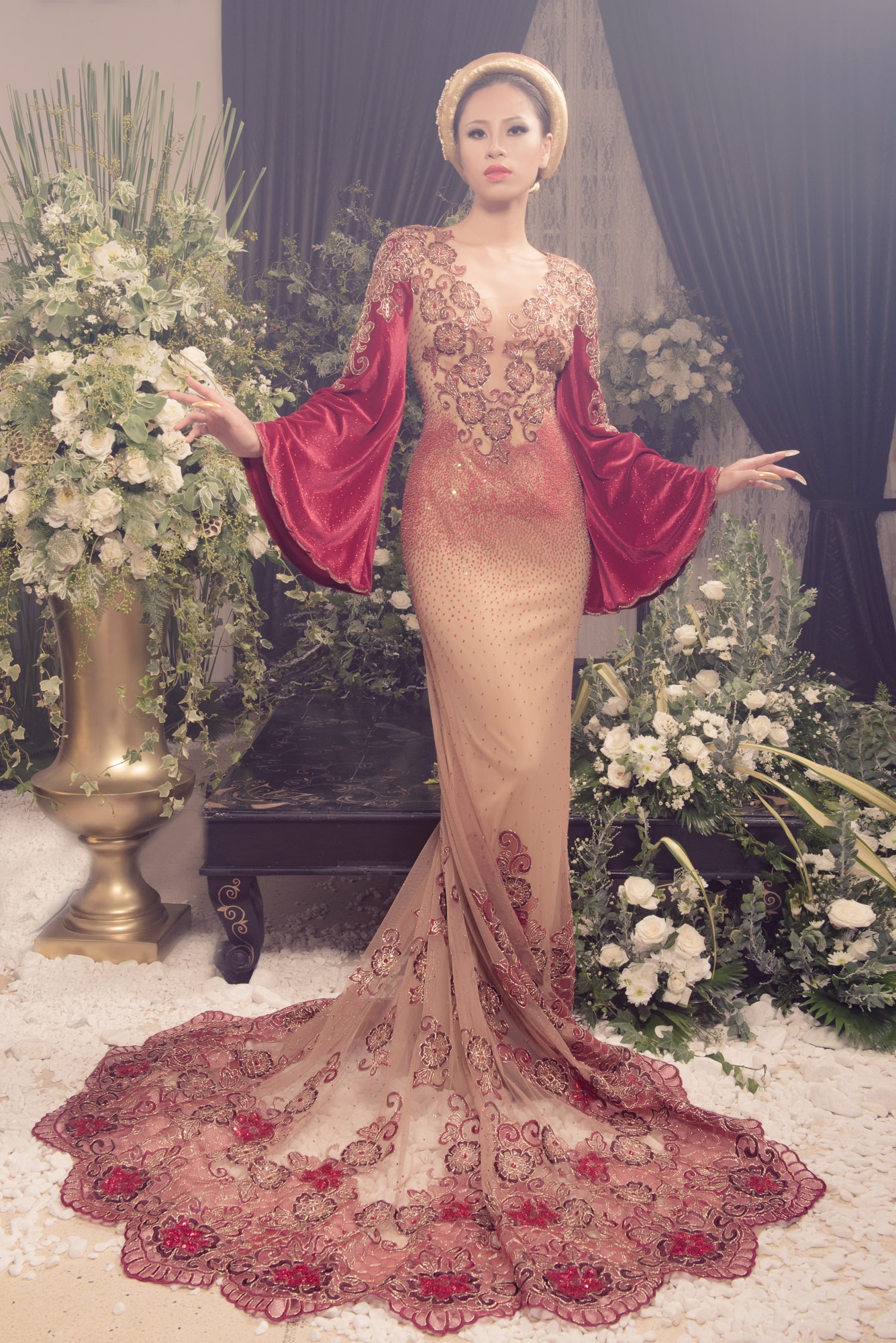 Hai Á khôi Áo dài ấn tượng với thiết kế của Võ Việt Chung ảnh 2 Hai A khoi Ao dai an tuong voi thiet ke cua Vo Viet Chung anh 2