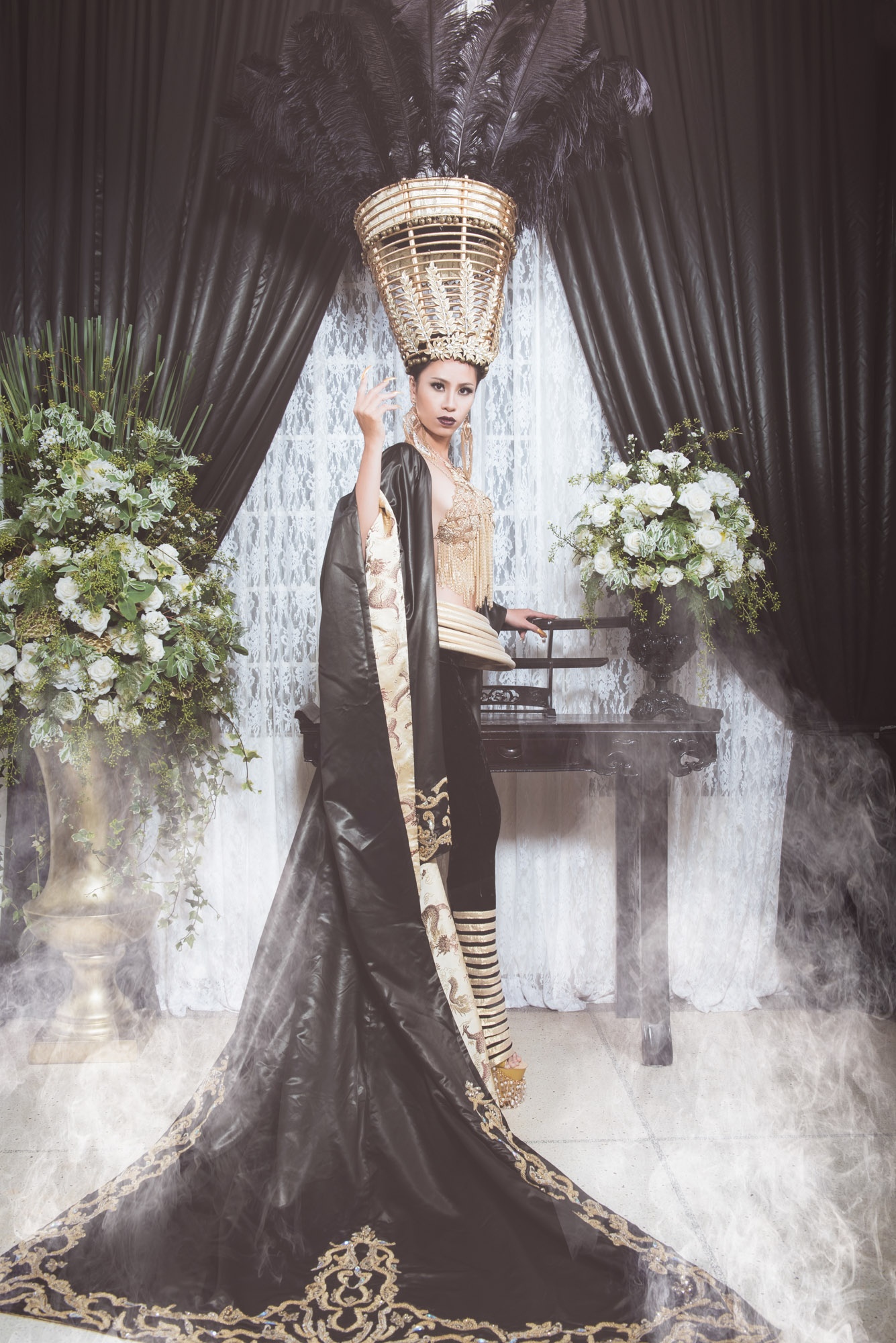 Hai Á khôi Áo dài ấn tượng với thiết kế của Võ Việt Chung ảnh 3 Hai A khoi Ao dai an tuong voi thiet ke cua Vo Viet Chung anh 3