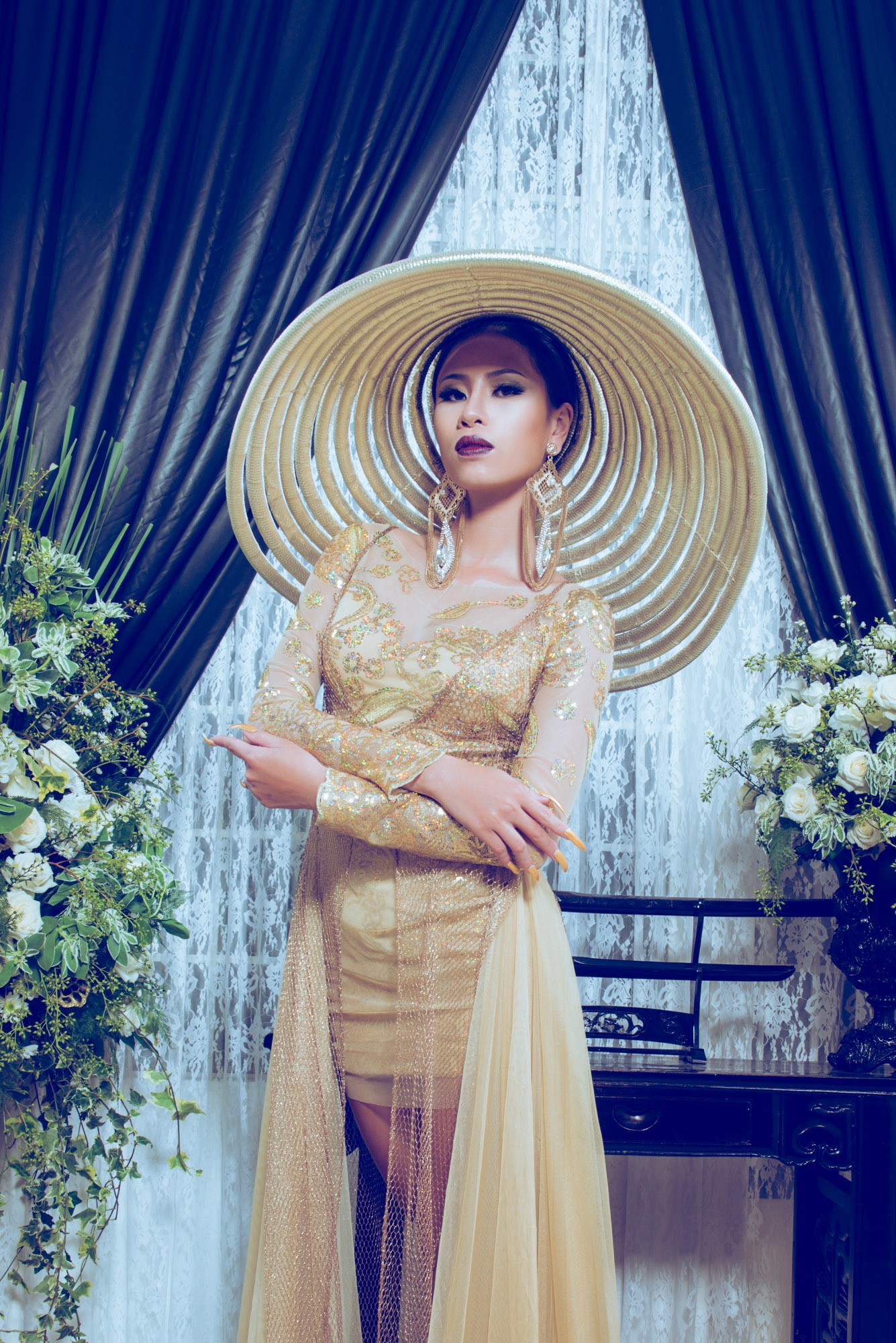 Hai Á khôi Áo dài ấn tượng với thiết kế của Võ Việt Chung ảnh 4 Hai A khoi Ao dai an tuong voi thiet ke cua Vo Viet Chung anh 4