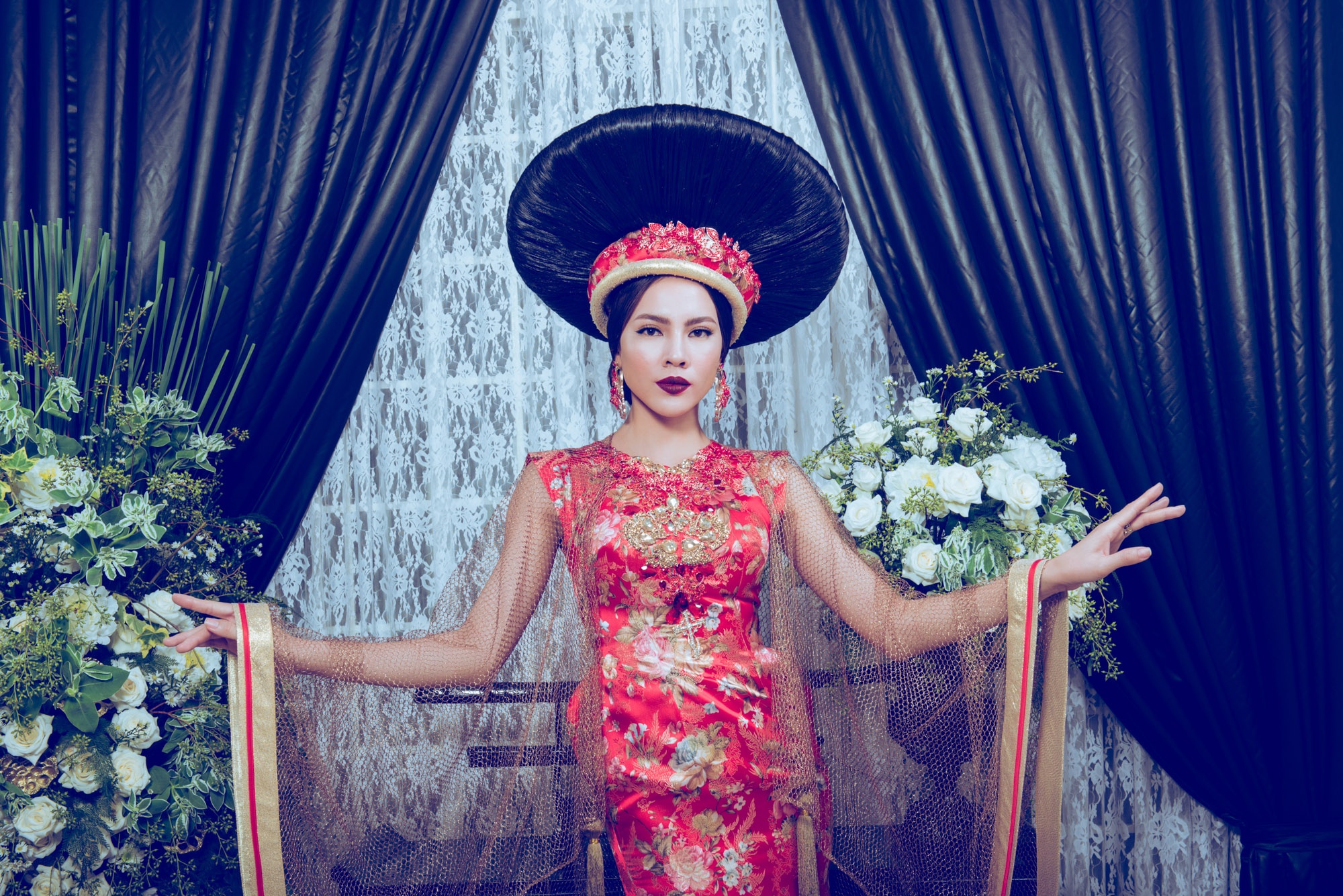 Hai Á khôi Áo dài ấn tượng với thiết kế của Võ Việt Chung ảnh 5 Hai A khoi Ao dai an tuong voi thiet ke cua Vo Viet Chung anh 5