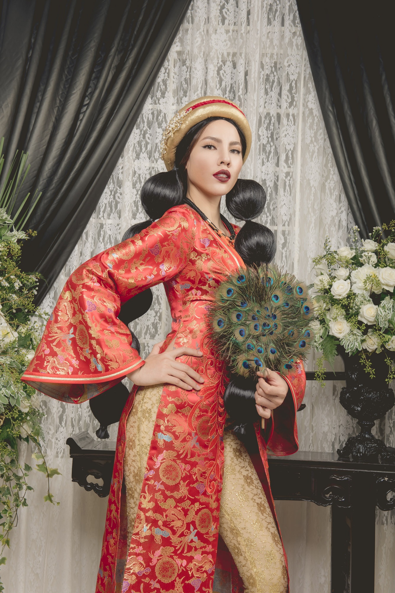 Hai Á khôi Áo dài ấn tượng với thiết kế của Võ Việt Chung ảnh 6 Hai A khoi Ao dai an tuong voi thiet ke cua Vo Viet Chung anh 6