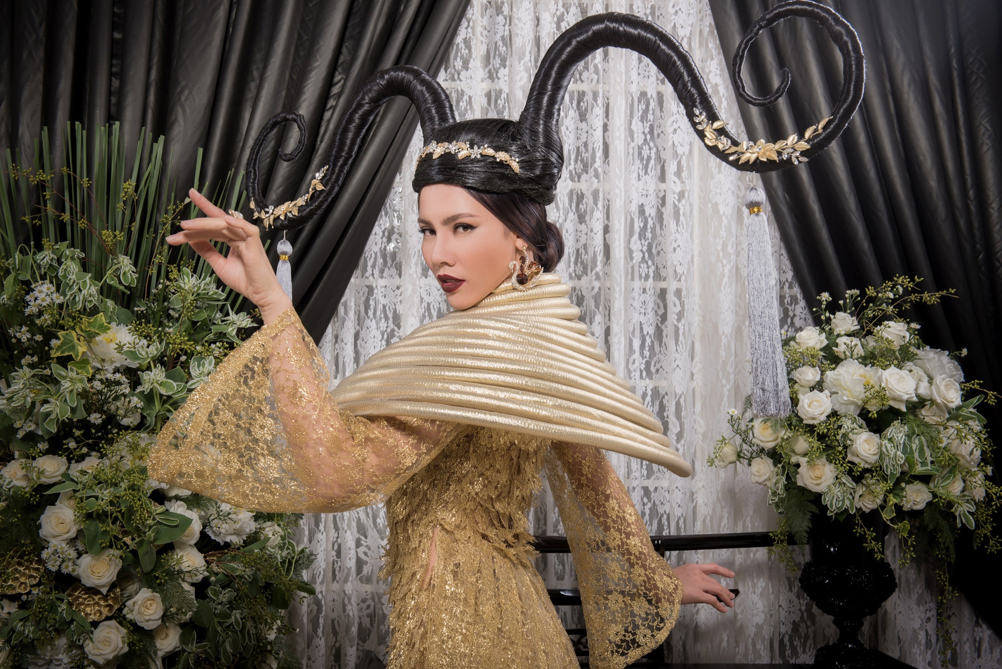 Hai Á khôi Áo dài ấn tượng với thiết kế của Võ Việt Chung ảnh 7 Hai A khoi Ao dai an tuong voi thiet ke cua Vo Viet Chung anh 7