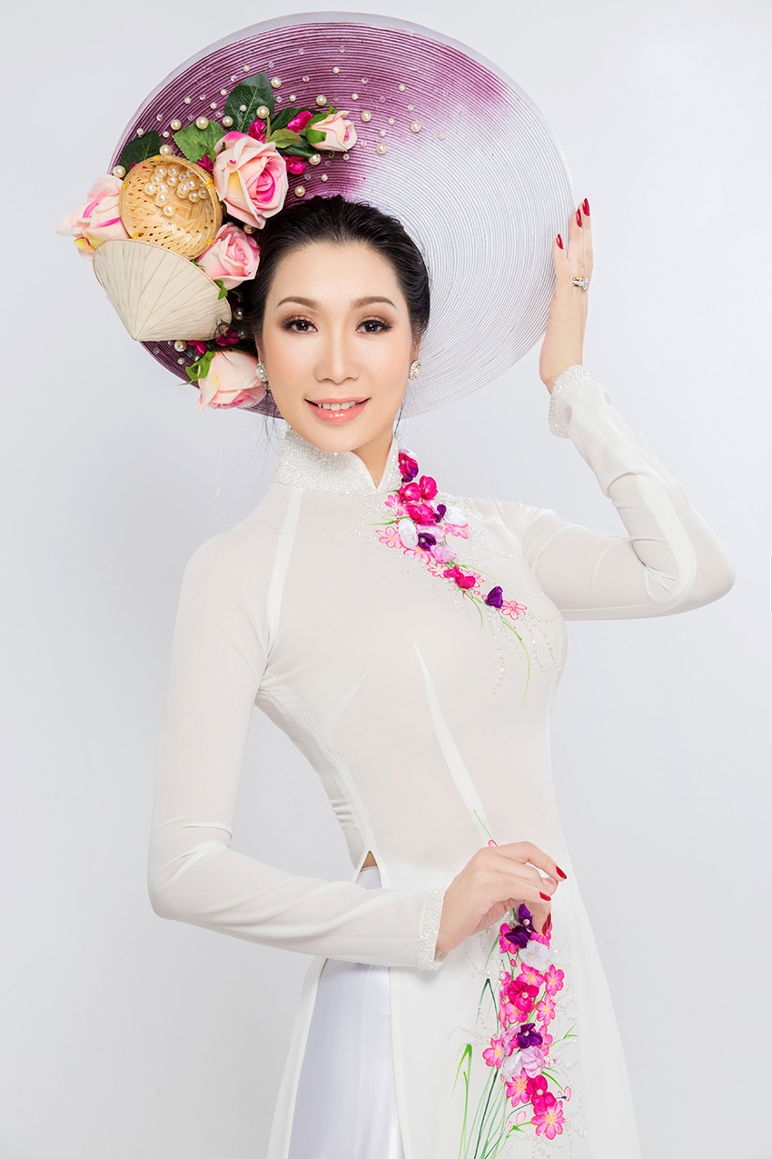 Trịnh Kim Chi rạng rỡ với 5 thiết kế truyền thống ảnh 8 Trinh Kim Chi rang ro voi 5 thiet ke truyen thong anh 8