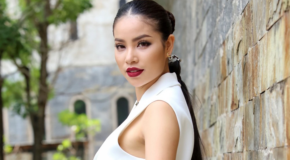 Pham Huong benh vuc thi sinh vua rut khoi Hoa hau Viet Nam hinh anh