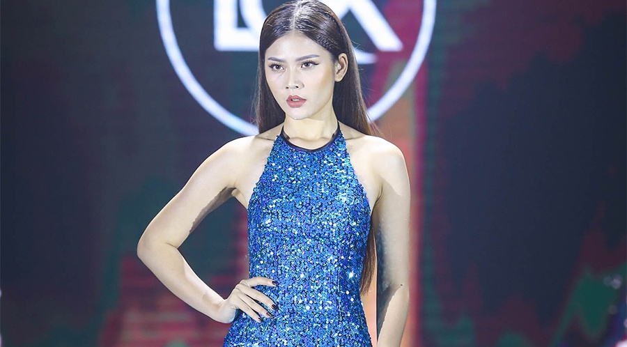 Hoc tro Ho Ngoc Ha dien dam duoi ca goi cam catwalk hinh anh