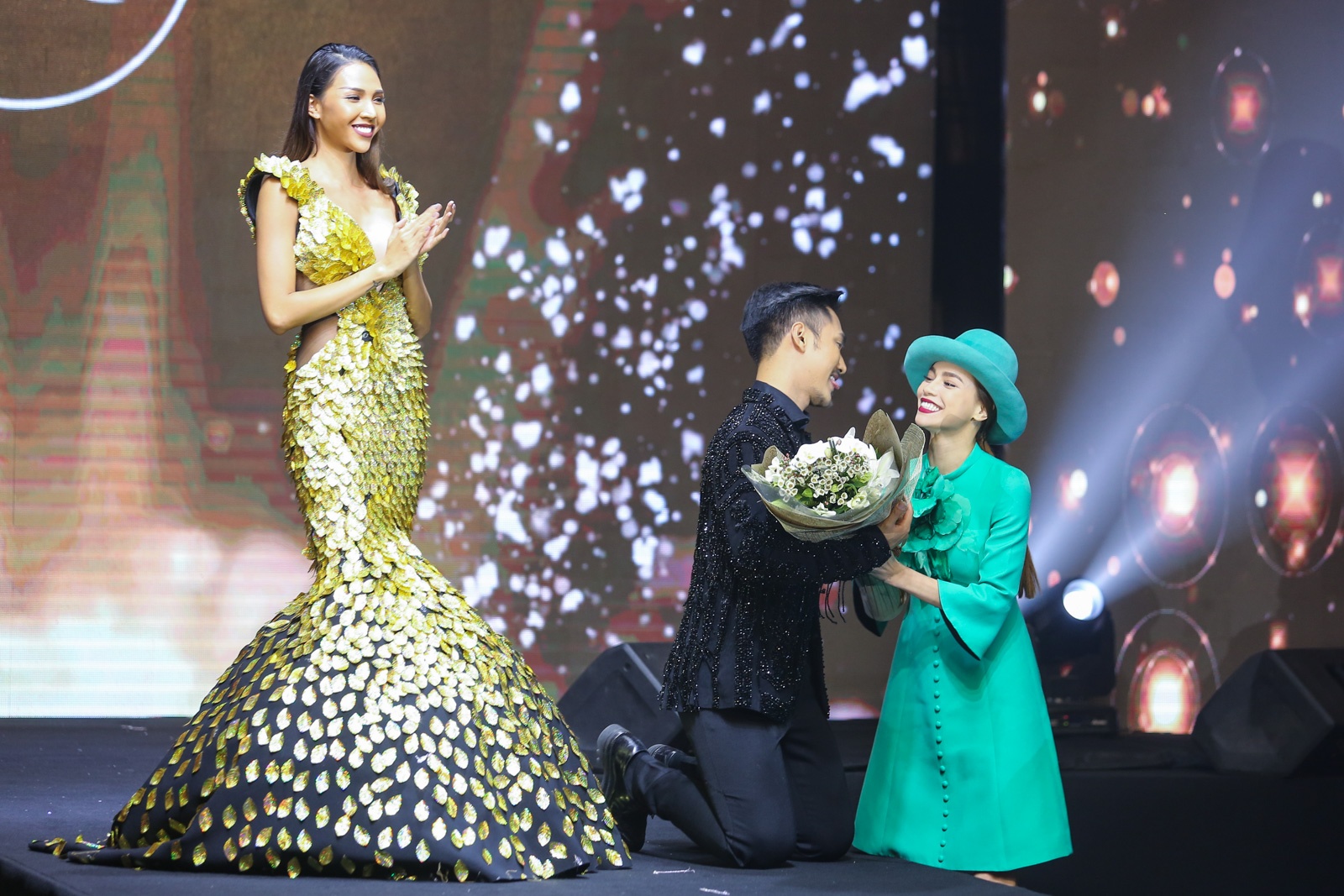 Học trò Hồ Ngọc Hà trình diễn trang phục Lý Quí Khánh ảnh 10 Hoc tro Ho Ngoc Ha trinh dien trang phuc Ly Qui Khanh anh 10