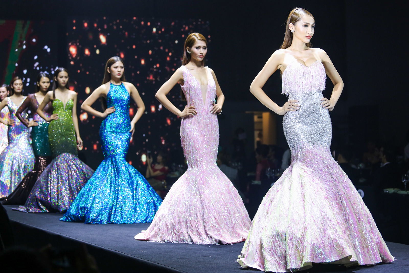 Học trò Hồ Ngọc Hà trình diễn trang phục Lý Quí Khánh ảnh 3 Hoc tro Ho Ngoc Ha trinh dien trang phuc Ly Qui Khanh anh 3